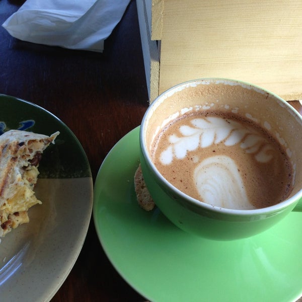 3/2/2013 tarihinde Sandra O.ziyaretçi tarafından Coastal Peaks Coffee'de çekilen fotoğraf