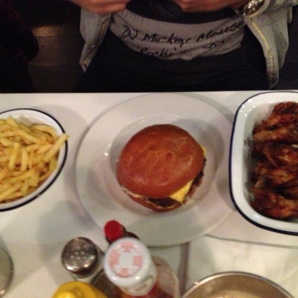 4/14/2013 tarihinde Jodie S.ziyaretçi tarafından Burger &amp; Shake'de çekilen fotoğraf
