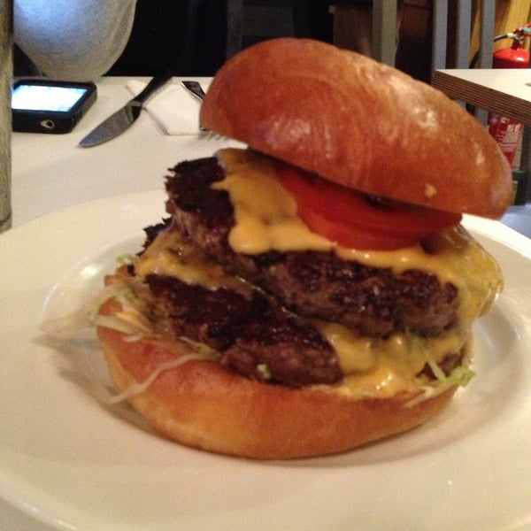 รูปภาพถ่ายที่ Burger &amp; Shake โดย Jodie S. เมื่อ 4/14/2013