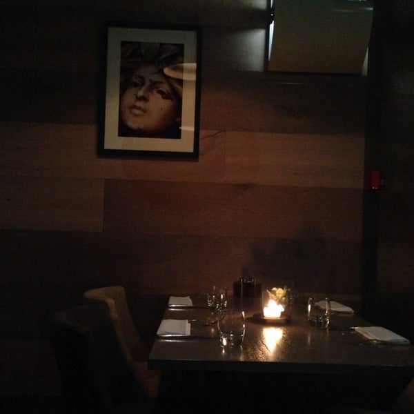 Das Foto wurde bei Monty&#39;s Restaurant and Bar von Val • R. am 2/1/2014 aufgenommen