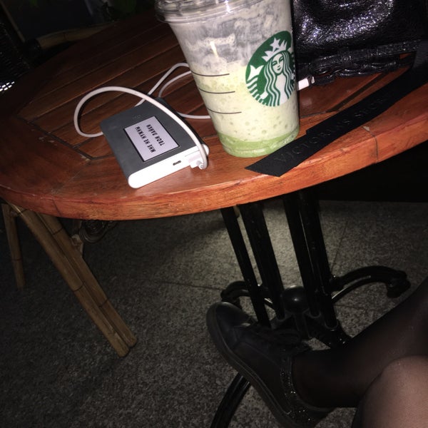 Foto tirada no(a) Starbucks por JULIET em 9/6/2018