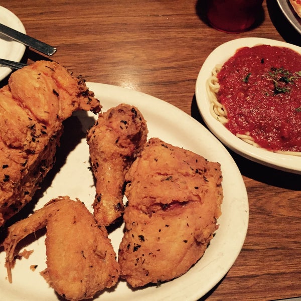 Снимок сделан в Chuck&#39;s Italian Restaurant пользователем Amy 6/26/2015