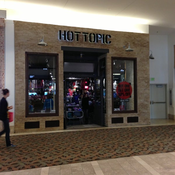Hot Topic Clothing Store