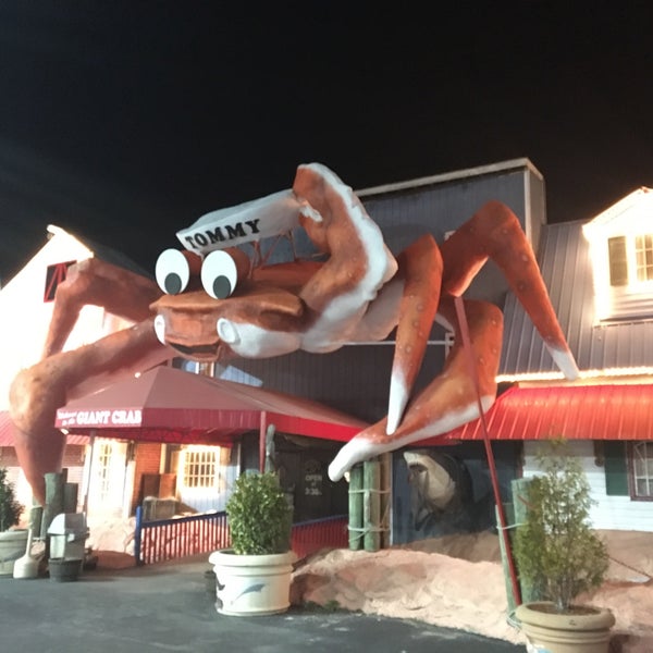 Photo taken at Giant Crab Seafood Restaurant by Tony N. on 2/10/2017