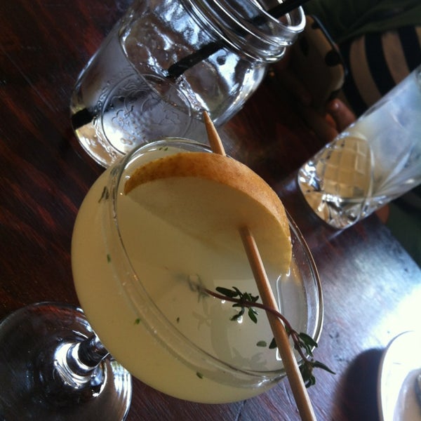 Das Foto wurde bei Barrel Aged Restaurant &amp; Cocktail Lounge von Naomi G. am 4/19/2014 aufgenommen