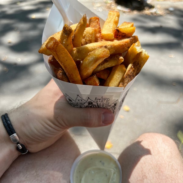 Amazingness! Very delicious classic Belgian fries with tons of sauce options that are all very good! Also got the stamp from a real Belgian so go!! I tried the rosemary garlic & truffle sauces