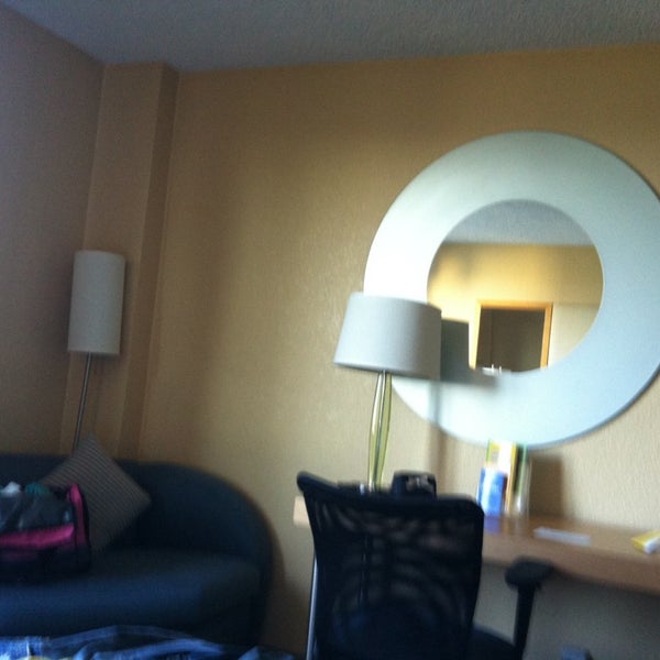 2/8/2014 tarihinde Veronika A.ziyaretçi tarafından La Quinta Inn &amp; Suites LAX'de çekilen fotoğraf