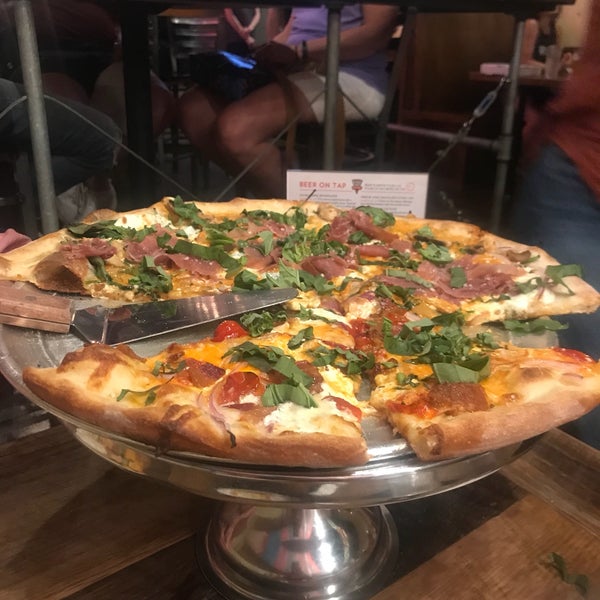 6/12/2018 tarihinde Robin N.ziyaretçi tarafından Five Points Pizza'de çekilen fotoğraf