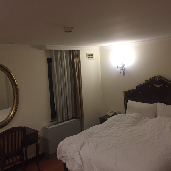 Otel 5 yıldızlı olmasına rağmen 3 yıldızlı oteller kadar konfora sahip. Odada sürekli bir esinti vardı. Oda imkanları çok kısıtlı. Dışarıdan,odalardan çok ses geliyor, uyumak imkansız. Kahvaltı zayıf.