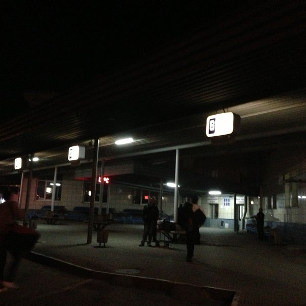 Ставрополь автовокзал номер телефона. Автовокзал Ставрополь. Автостанция ночью. Автовокзал вечер. Ночной Ставропольский автовокзал.