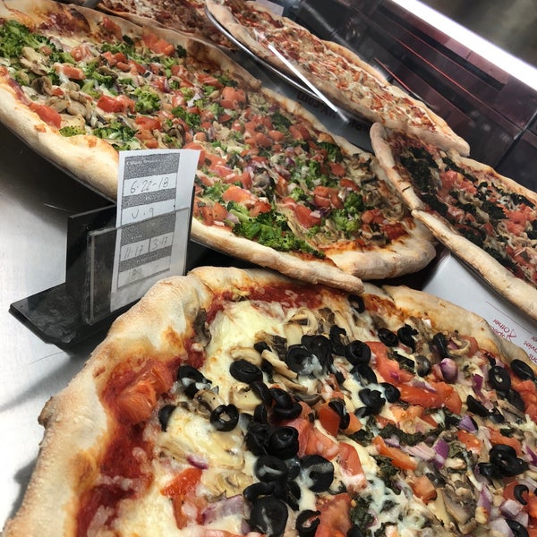 6/22/2018 tarihinde Kelly C.ziyaretçi tarafından Famous Original Ray&#39;s Pizza'de çekilen fotoğraf