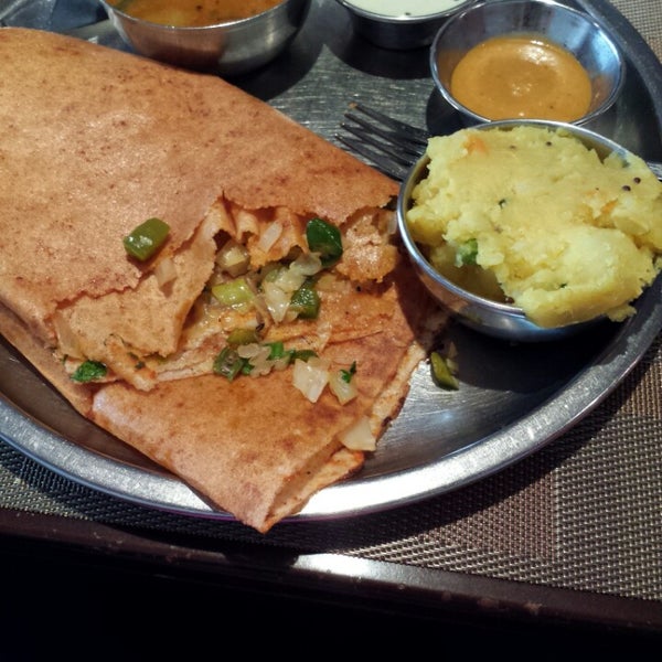 Das Foto wurde bei Pongal Kosher South Indian Vegetarian Restaurant von dipti p. am 9/4/2014 aufgenommen