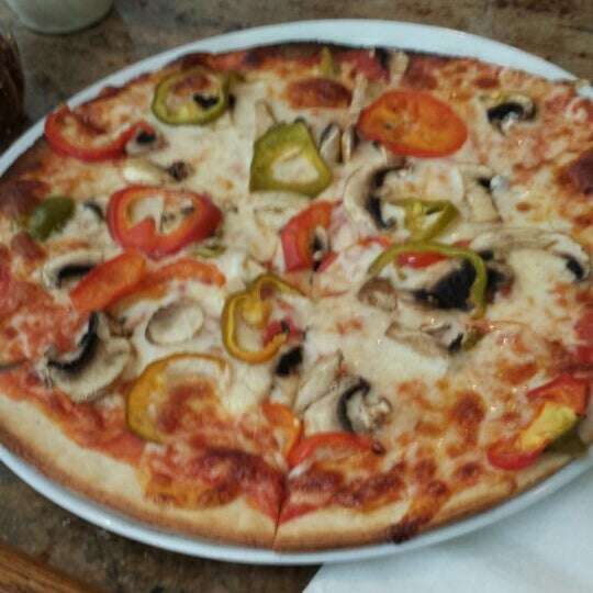 Снимок сделан в Danny&#39;s Pizzeria пользователем dipti p. 6/10/2015