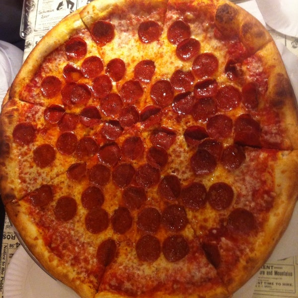 Photo prise au Joe’s New York Pizza par Alex M. le7/15/2013