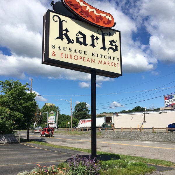 Foto tomada en Karl&#39;s Sausage Kitchen  por Chris B. el 6/14/2018
