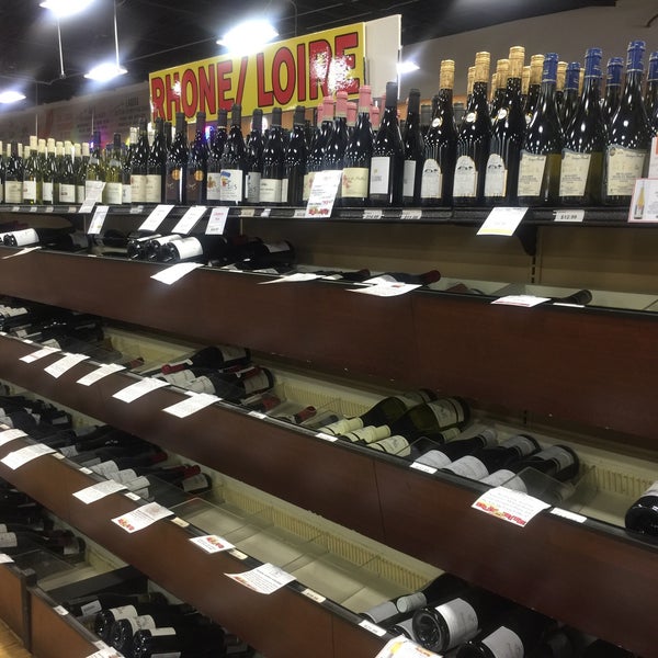 9/15/2016에 Winnie F.님이 Super Buy Rite Wines &amp; Liquor에서 찍은 사진