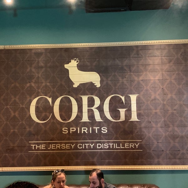 Foto tirada no(a) Corgi Spirits at The Jersey City Distillery por Winnie F. em 8/11/2019
