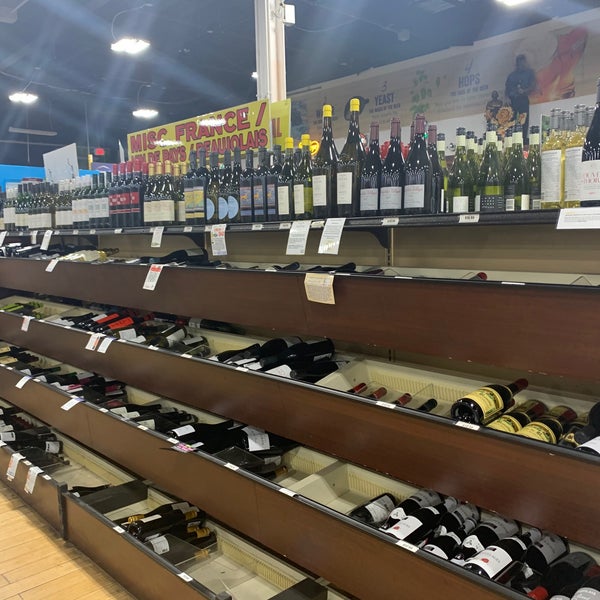 Снимок сделан в Super Buy Rite Wines &amp; Liquor пользователем Winnie F. 9/27/2020