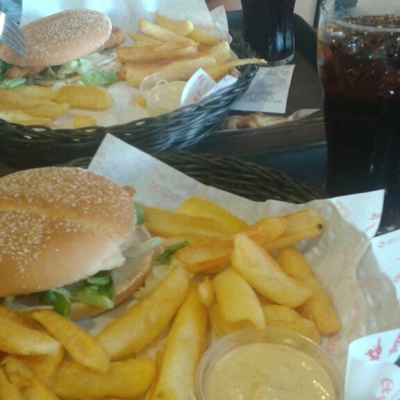 Photo taken at Goody&#39;s Burger House by Aishe M. on 8/10/2014