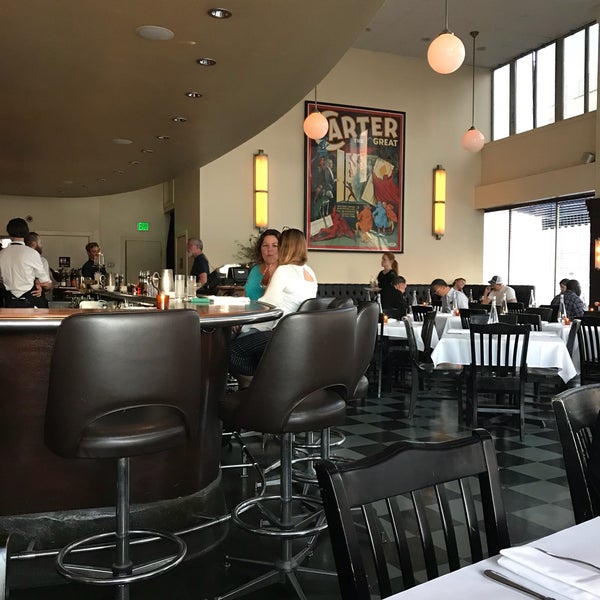 Foto scattata a Flora Restaurant &amp; Bar da Marissa C. il 9/29/2017