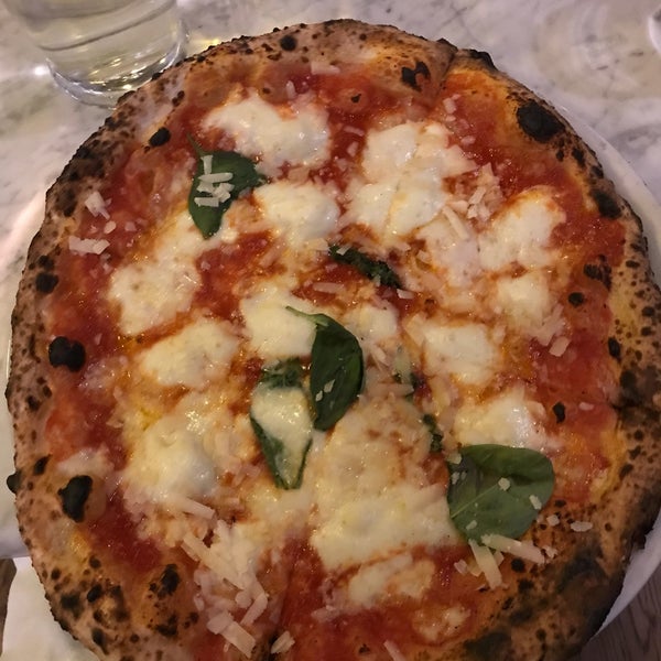 Das Foto wurde bei Sorbillo Pizzeria von Marissa C. am 1/18/2018 aufgenommen