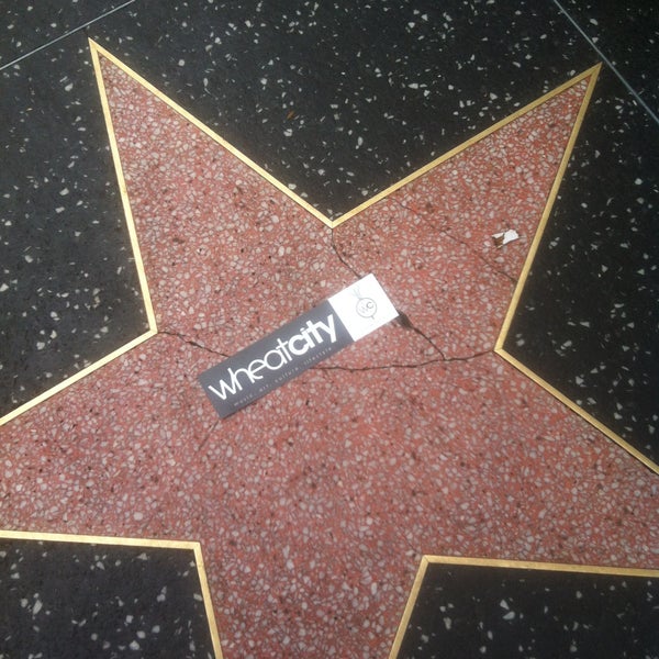 Foto tomada en Hollywood Walk of Fame  por Stanley H. el 4/13/2013