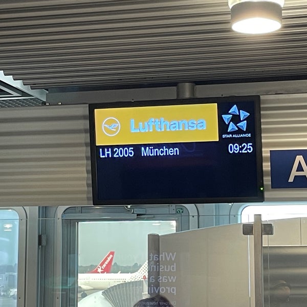 รูปภาพถ่ายที่ Düsseldorf Airport (DUS) โดย Lex U. เมื่อ 3/22/2024