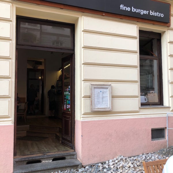 Foto scattata a Dish fine burger bistro da S A. il 7/31/2019