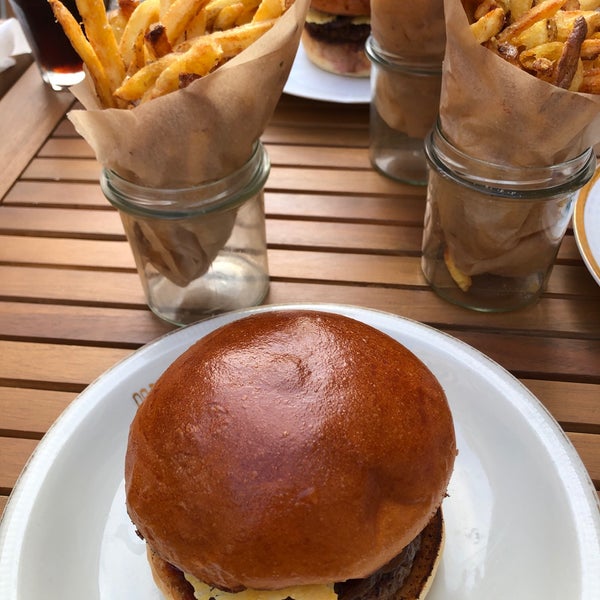 Photo prise au Dish fine burger bistro par S A. le7/31/2019