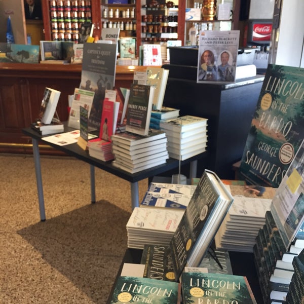 Foto tomada en Midtown Scholar Bookstore  por Carly D. el 3/19/2018