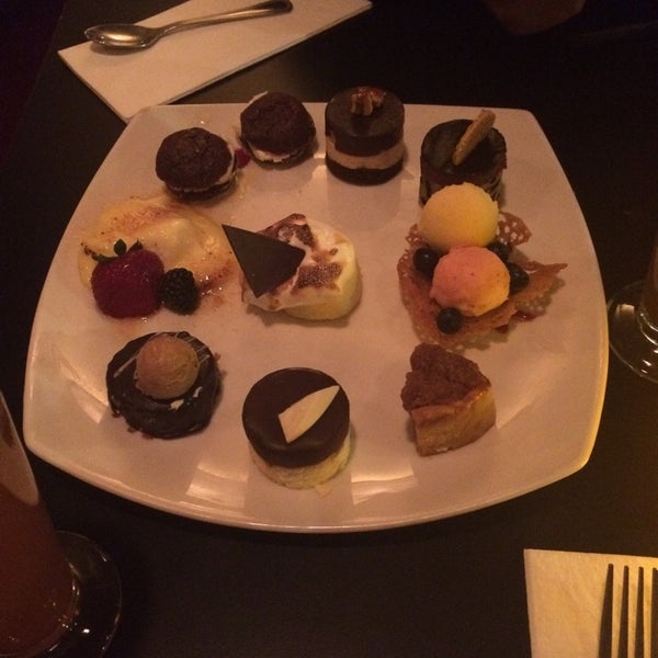 รูปภาพถ่ายที่ Finale Desserterie &amp; Bakery โดย Rachel เมื่อ 10/31/2014