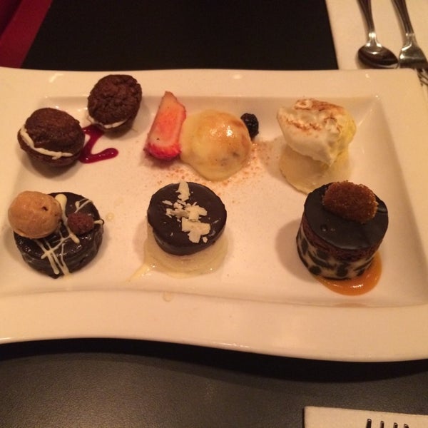 5/18/2014 tarihinde Rachelziyaretçi tarafından Finale Desserterie &amp; Bakery'de çekilen fotoğraf