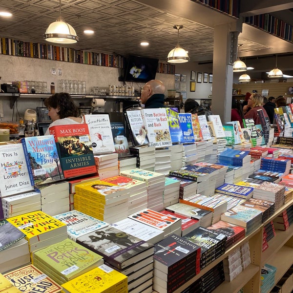 Foto tomada en Trident Booksellers &amp; Cafe  por Rachel el 2/27/2020