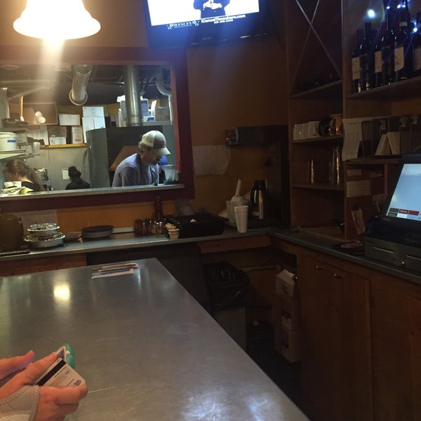 4/16/2017에 Steven G.님이 Nonna&#39;s Pizzeria &amp; Wine Bar에서 찍은 사진