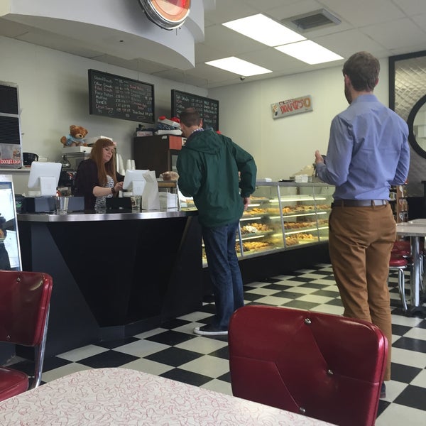 3/13/2016 tarihinde Steven G.ziyaretçi tarafından Donut Den'de çekilen fotoğraf