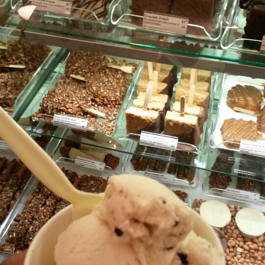 Das Foto wurde bei Kilwins Chocolates &amp; Ice Cream von Jb S. am 9/17/2013 aufgenommen