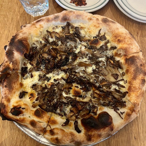 Foto tomada en Pizzeria Delfina  por Monica E. el 6/24/2023