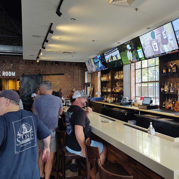 รูปภาพถ่ายที่ Tobacco Road Sports Cafe &amp; Brewery โดย Sean T M. เมื่อ 8/27/2022