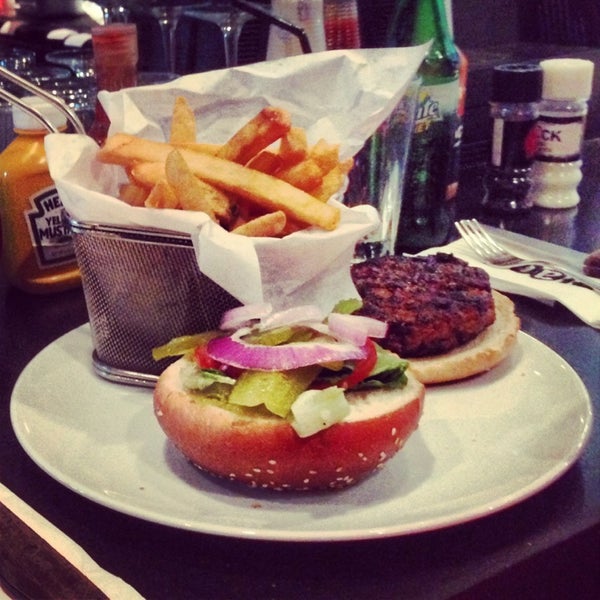 8/15/2013에 Keren M.님이 Black Bar &#39;n&#39; Burger에서 찍은 사진
