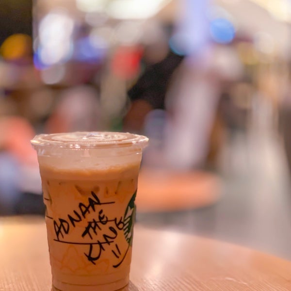 Das Foto wurde bei Starbucks von Adnan A. am 5/10/2019 aufgenommen