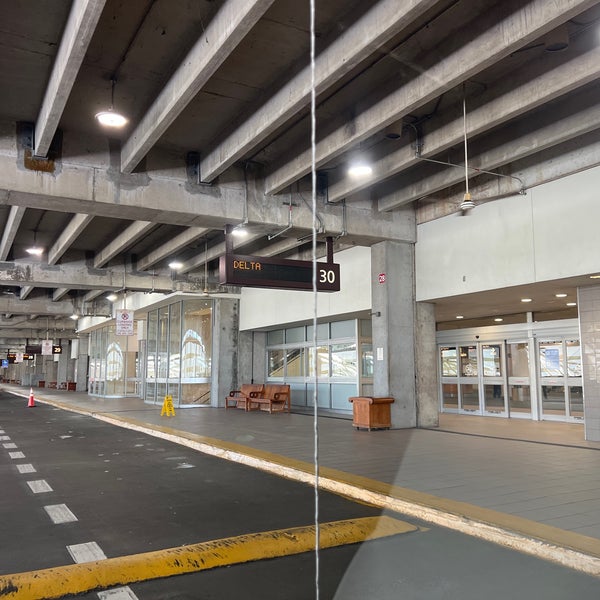 Photos at Delta Curbside Loading Area Orlando International Airport