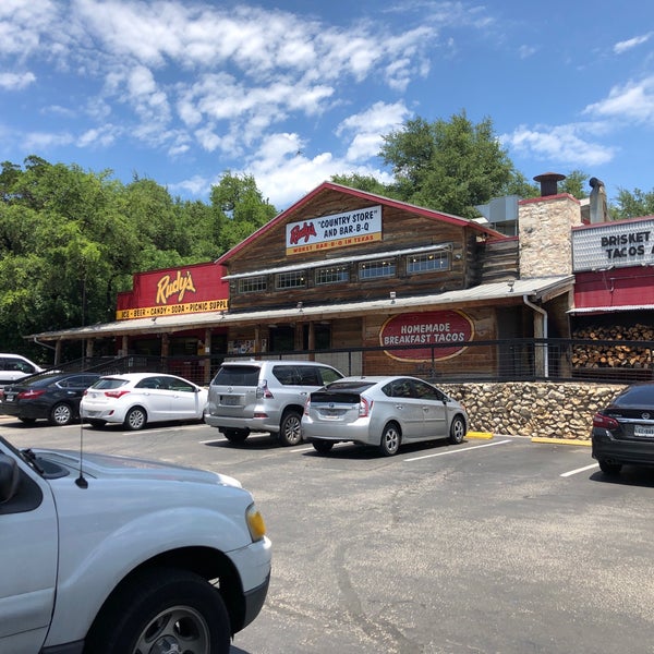 Photo taken at Rudy&#39;s Country Store &amp; Bar-B-Q by Elizabeth B. on 5/12/2019