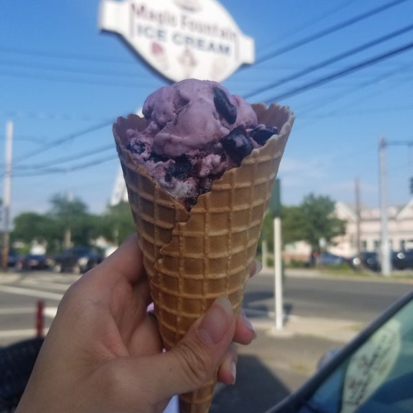 Photo taken at Magic Fountain Ice Cream by Linds on 7/5/2019