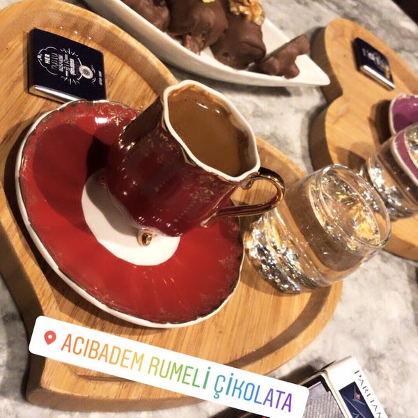 Foto scattata a Rumeli Çikolatacısı da Aslan A. il 11/1/2018