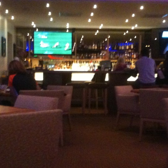 Foto diambil di 750 Restaurant &amp; Bar oleh Robert Y. pada 10/7/2012