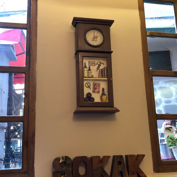 Foto diambil di Sokak Cafe &amp; Restaurant oleh Leyla K. pada 10/8/2019