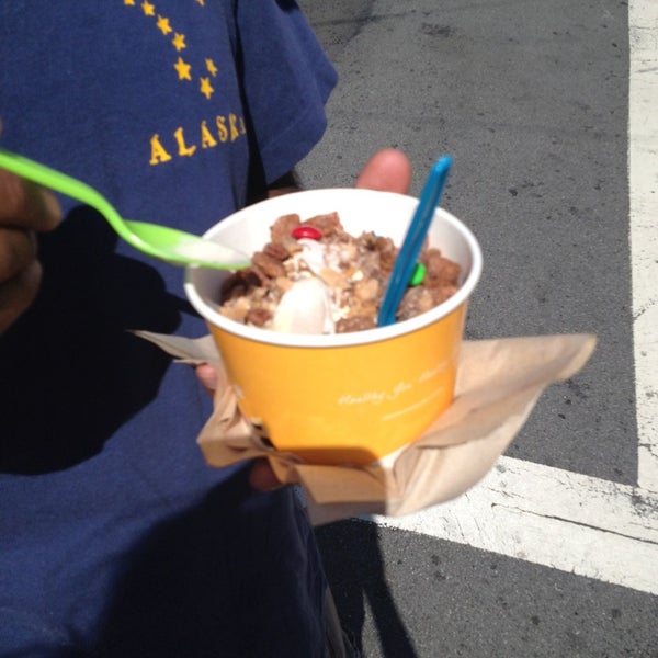 รูปภาพถ่ายที่ Yoppi Frozen Yogurt โดย Angelica M. เมื่อ 4/21/2013