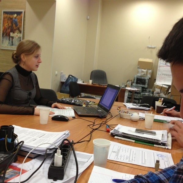 Работа в офисе томск. Женщина руководитель. Менеджер по продажам. Офис менеджер. Офис менеджер.