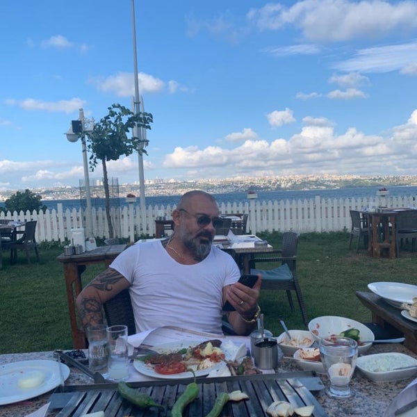 Das Foto wurde bei Batı Garden Cafe &amp; Restaurant von Herkes Gibi Yaşarsan Herkes Gibi Ölürsün.! am 7/8/2021 aufgenommen