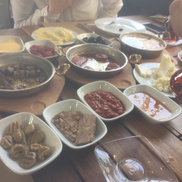Foto tirada no(a) Serpmeköy Trabzon Köy Kahvaltısı por N K. em 4/10/2018